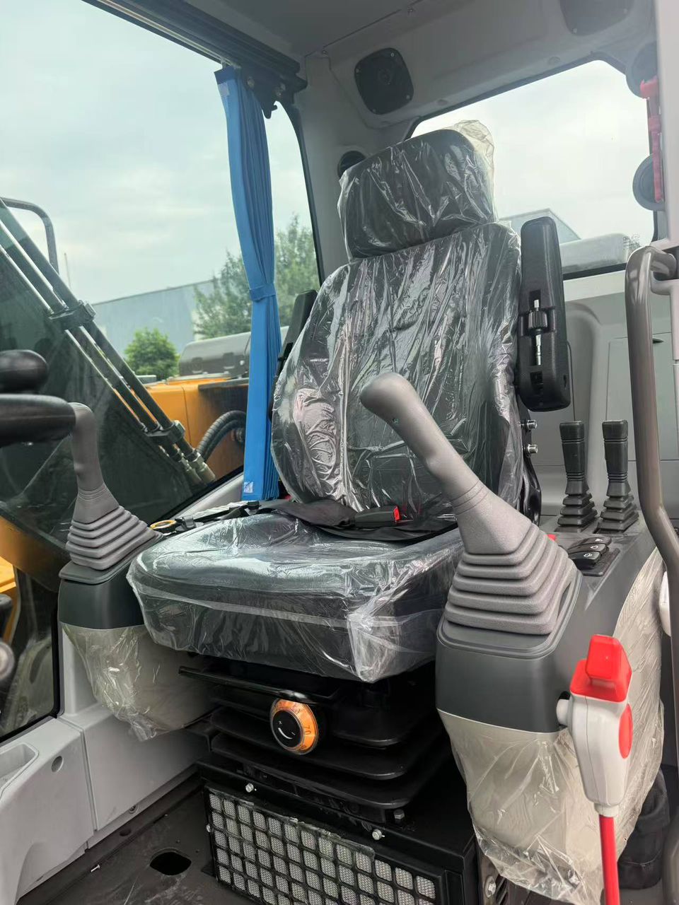 بیل لاستیکی 15 تن فوریوز مدل R155W - Image 6